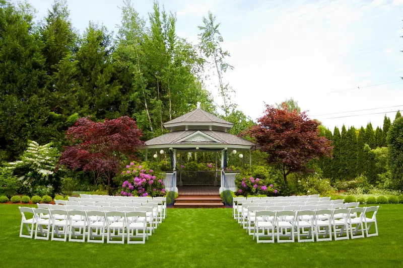 What are the duties and responsibilities of event decorator?