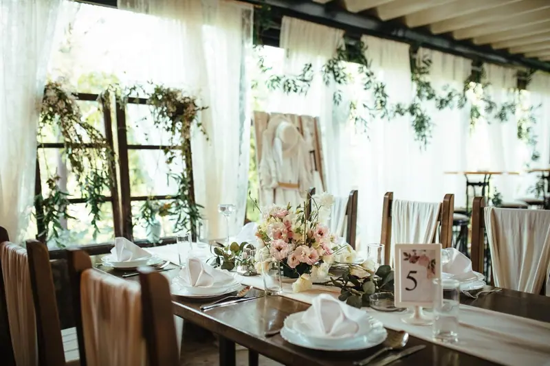 How do I choose my wedding decor?