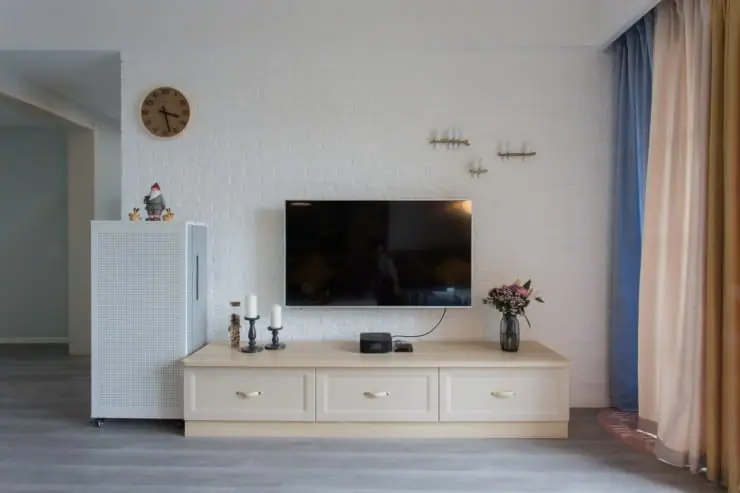 What is the right height for a TV in a bedroom?